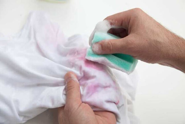 cách tẩy vết máu kinh nguyệt trên quần áo