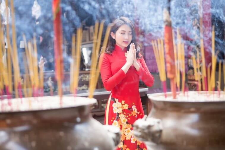 có kinh đi đám ma được không