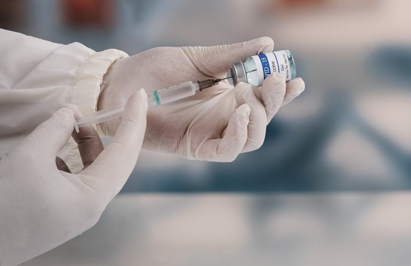 đang có kinh tiêm vaccine được không