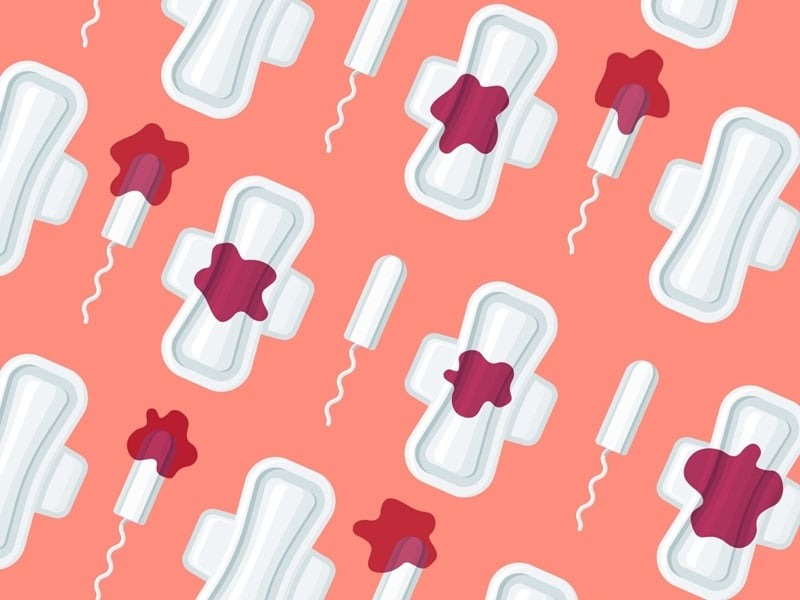 đang có kinh tiêm vaccine được không