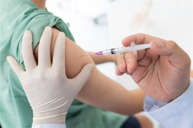 đang có kinh tiêm vaccine được không