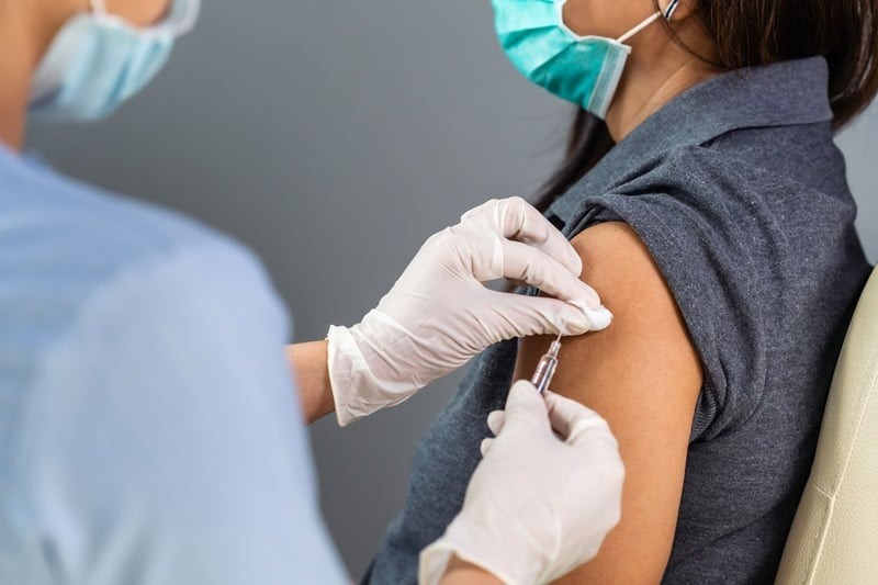 đang có kinh tiêm vaccine được không
