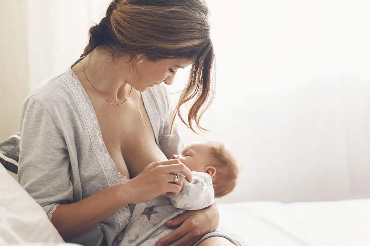 mẹ đang cho con bú có kinh nguyệt 