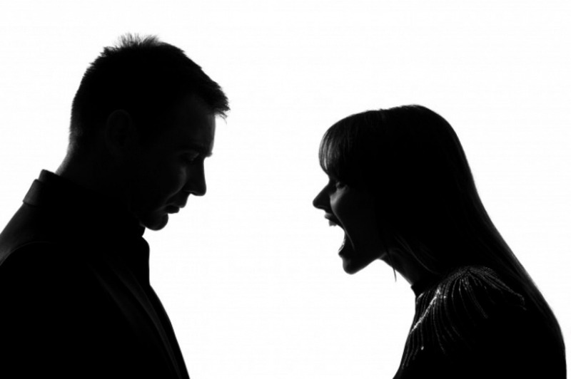 Người overlove hay kiểm soát và dễ ghen tuông