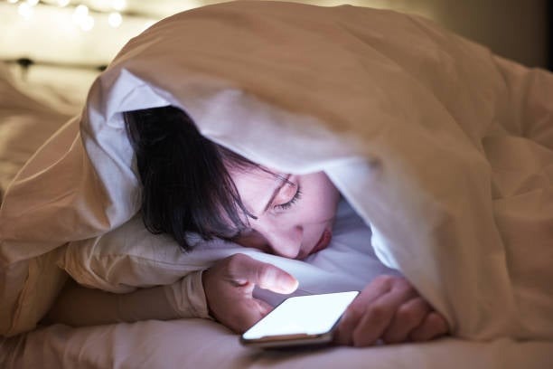 thức khuya có ảnh hưởng đến kinh nguyệt