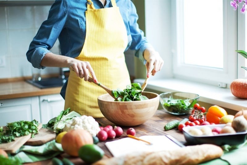 thức khuya có ảnh hưởng đến kinh nguyệt