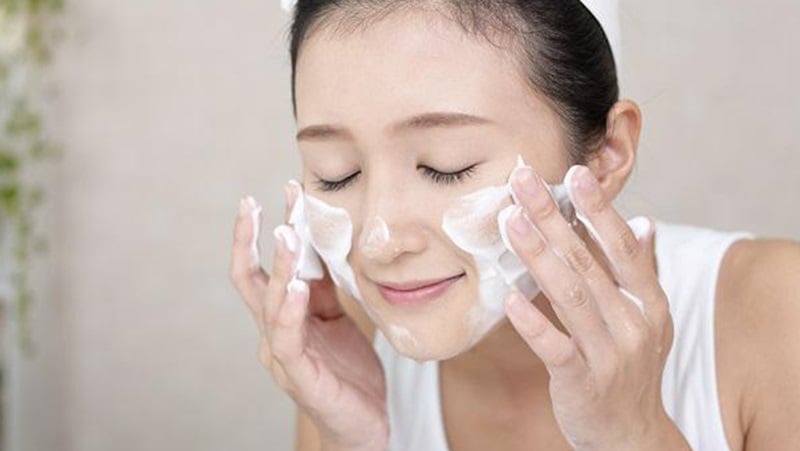 tới tháng có nên nận mụn không
