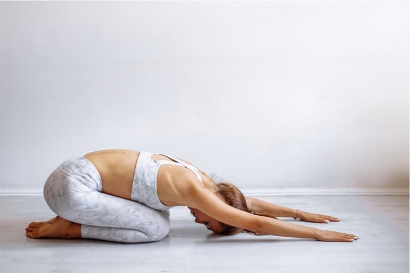 tư thế yoga giảm đau bụng kinh