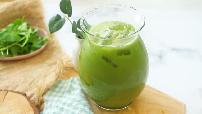uống nước ngải cứu điều hòa kinh nguyệt