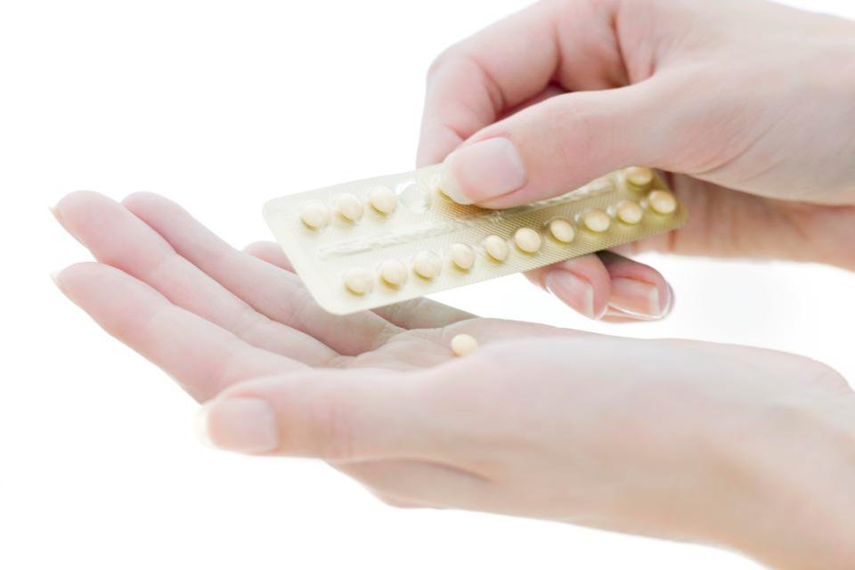 Thuốc tránh thai chứa ít estrogen có thể gây ra hiện tượng kinh nguyệt màu đen trong những tháng đầu mới dùng.