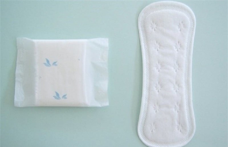 Băng vệ sinh giả có lớp giấy gói lỏng lẻo và dễ rách 
