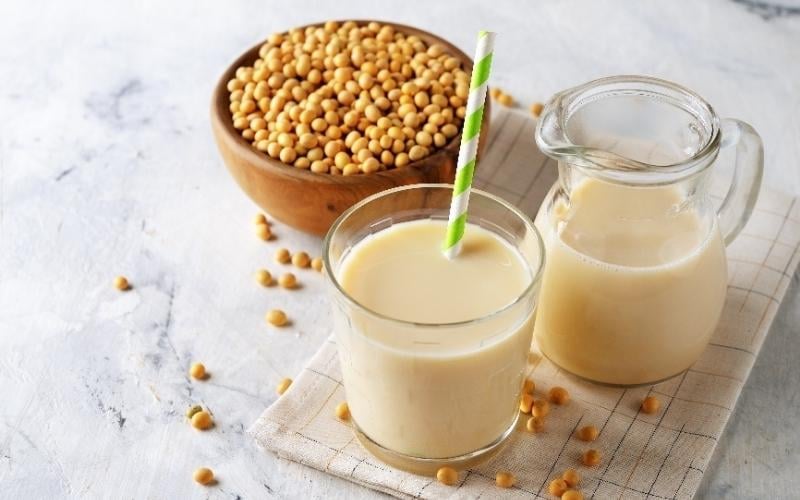 Bổ sung thêm những ly sữa đậu nành ấm làm giảm cảm giác khó chịu, cân bằng nội tiết tố.  