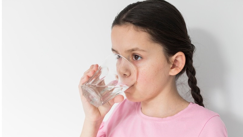 cách chữa đau bụng tuổi dậy thì - uống đủ nước