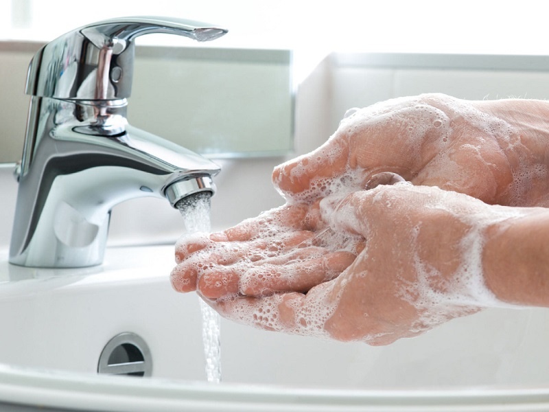  Bạn nên rửa tay sạch sẽ trước khi đưa cốc vào hoặc lấy cốc ra
