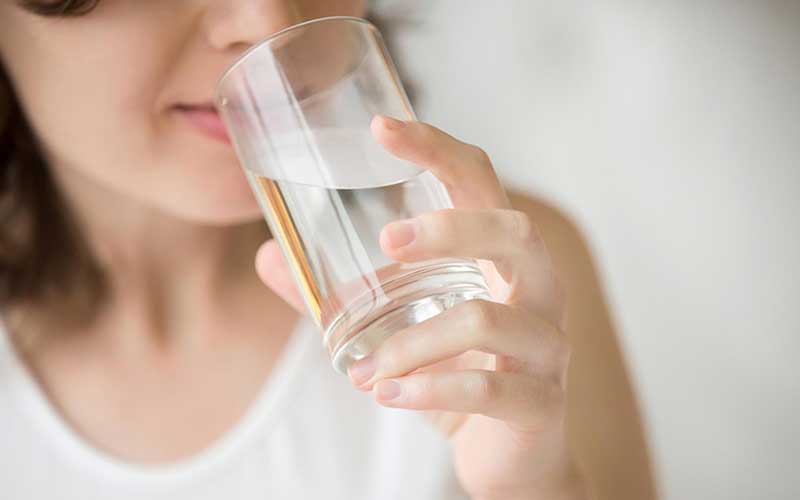 Uống 2 lít nước mỗi ngày để giảm đau bụng