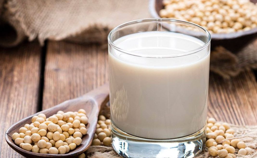 Sữa đậu nành là gợi ý phù hợp nếu bạn đang thắc mắc con gái đến tháng nên uống gì