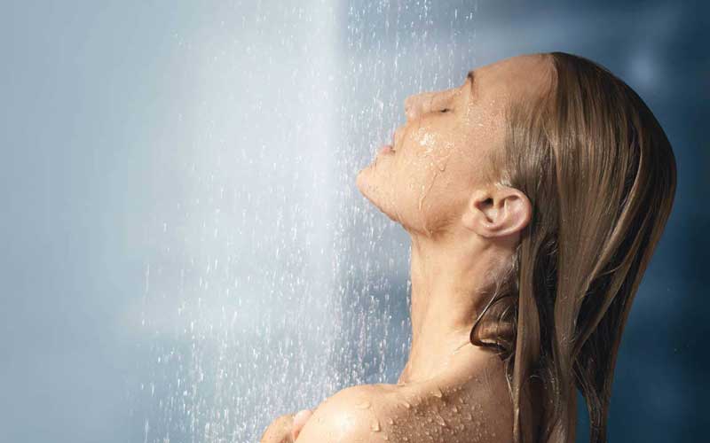Tắm và uống nước nóng để tăng lưu lượng máu, thư giãn
