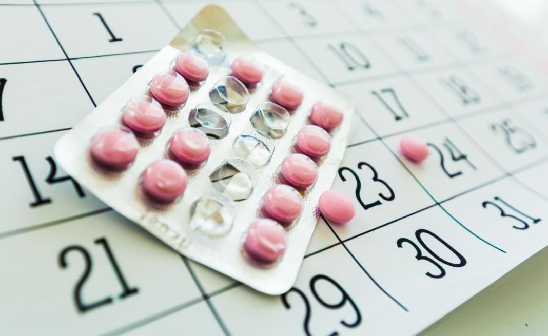 Việc lạm dụng thuốc tránh thai sẽ gây ra tình trạng kinh nguyệt đến sớm như hết kinh 15 ngày lại có kinh