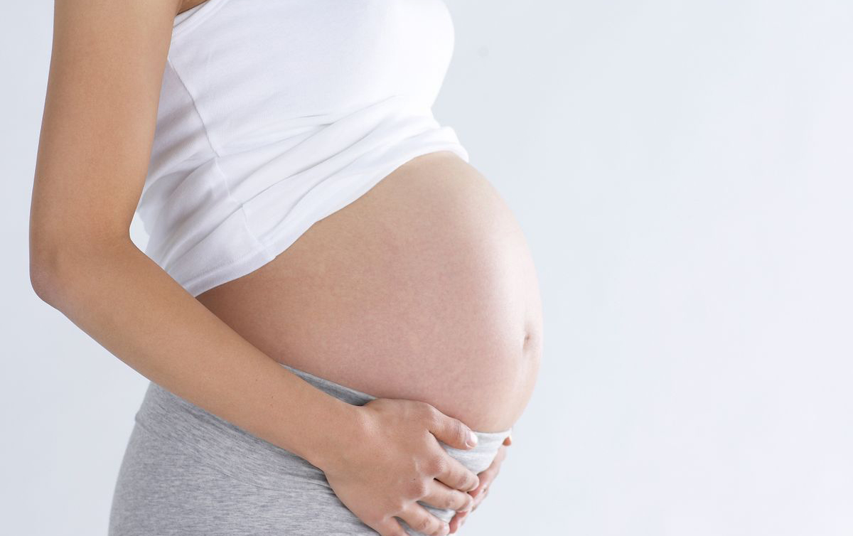Mang thai cũng có thể khiến khí hư loãng như nước do nội tiết tố thay đổi 