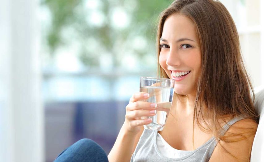 Uống đủ nước để quá trình tinh trùng gặp trứng được diễn ra thuận lợi hơn