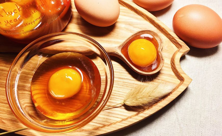Protein, Vitamin B12, Vitamin E có trong lòng đỏ trứng giúp kích thích rụng trứng