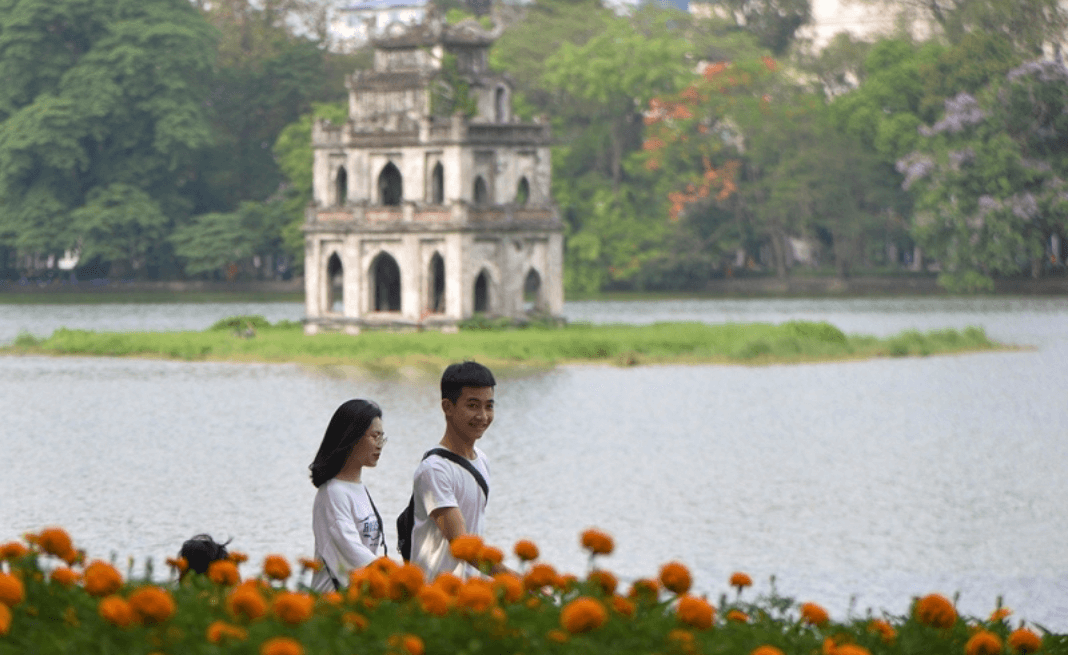 Hồ Gươm là địa điểm lý tưởng cho lần đầu hẹn hò ở Hà Nội