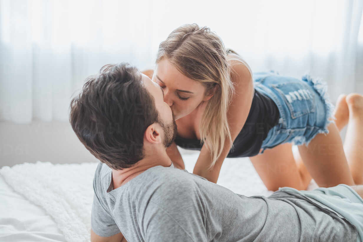 Hôn môi là hành động thể hiện tình cảm của các cặp đôi đang yêu nhau