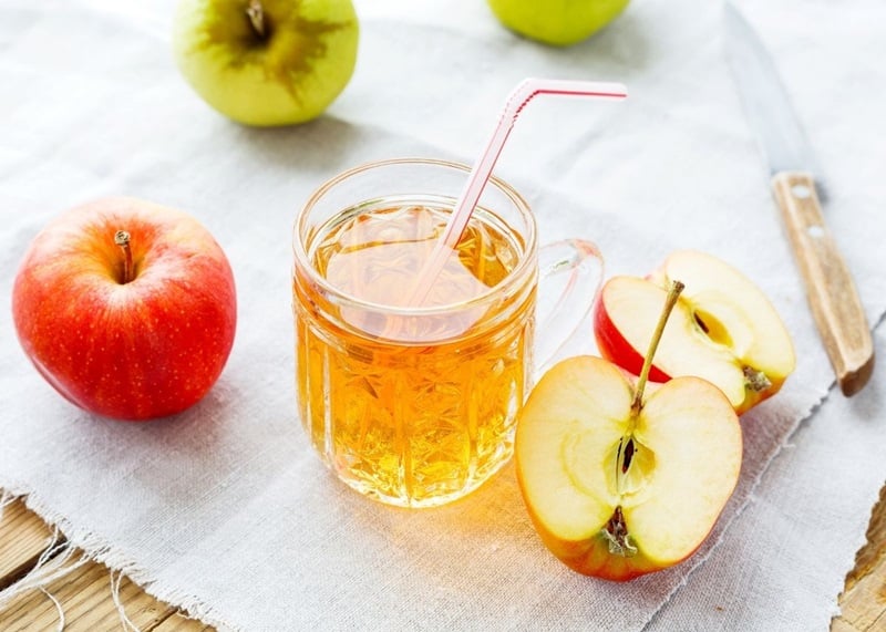 Nước ép giảm đau bụng kinh từ táo
