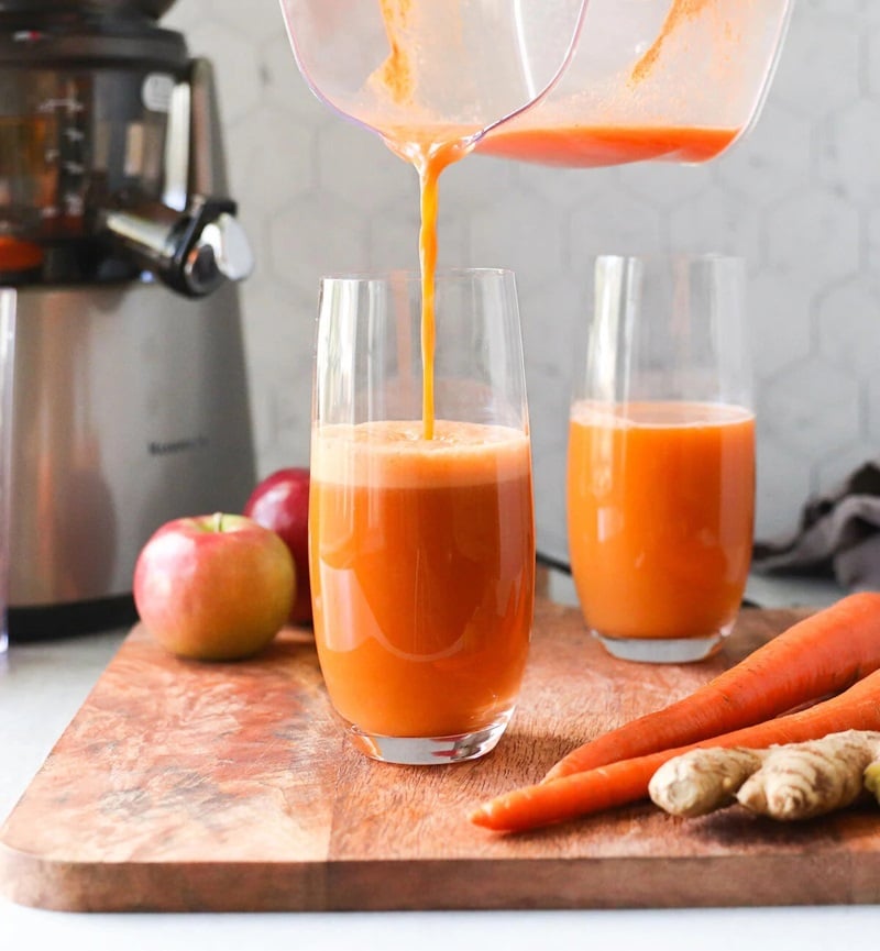 Thử ngay nước ép giảm đau bụng kinh từ cà rốt