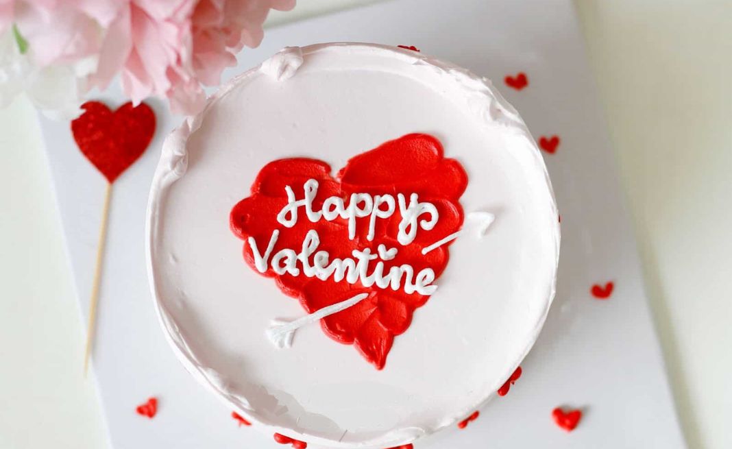 >Bánh kem là món quà Valentine đơn giản nhưng đầy ý nghĩa cho dịp lễ tình nhân