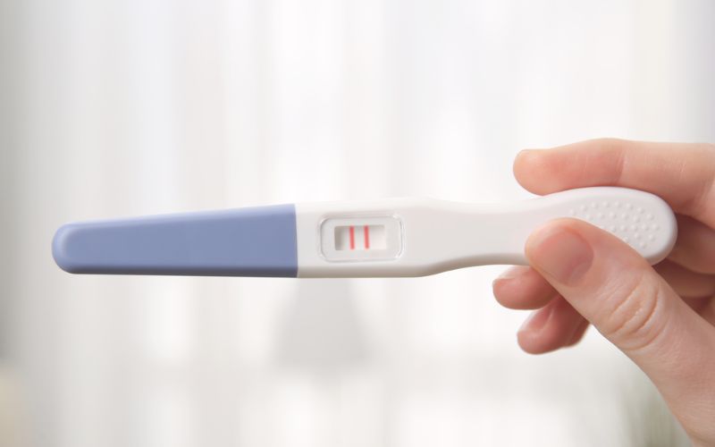 Que thử thai xuất hiện 2 vạch đậm báo hiệu bạn đã có thai