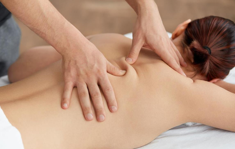 massage vùng lưng giảm đau lưng khi hành kinh