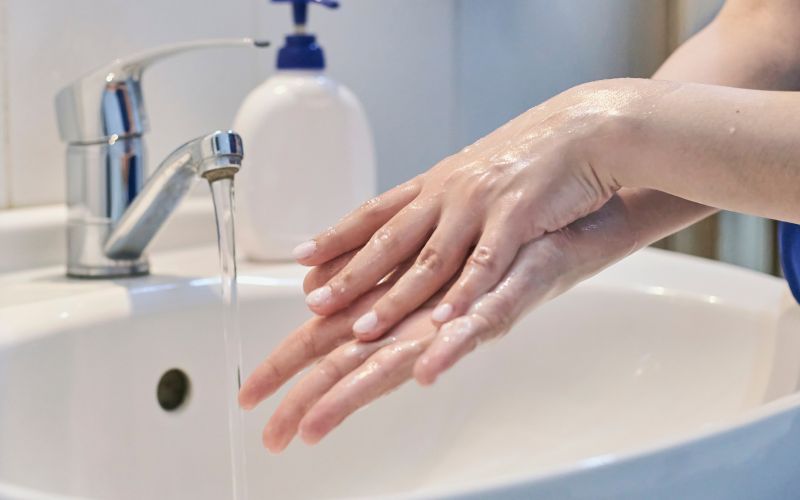 Bạn nên vệ sinh tay và “cô bé” thật sạch trước khi đặt tampon