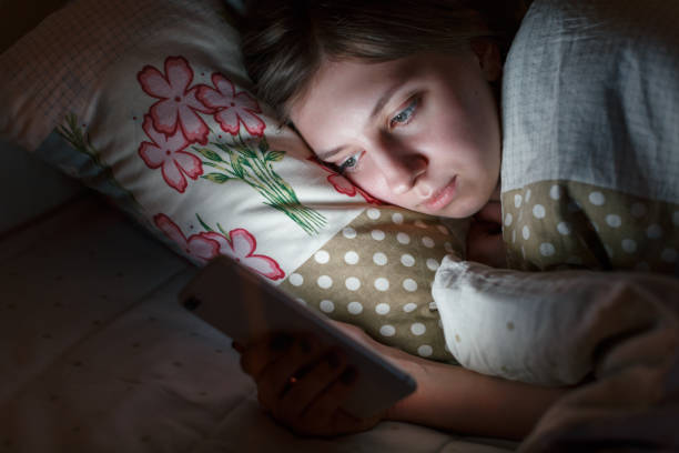 Ngủ không sâu, thức khuya có ảnh hưởng đến kinh nguyệt không?