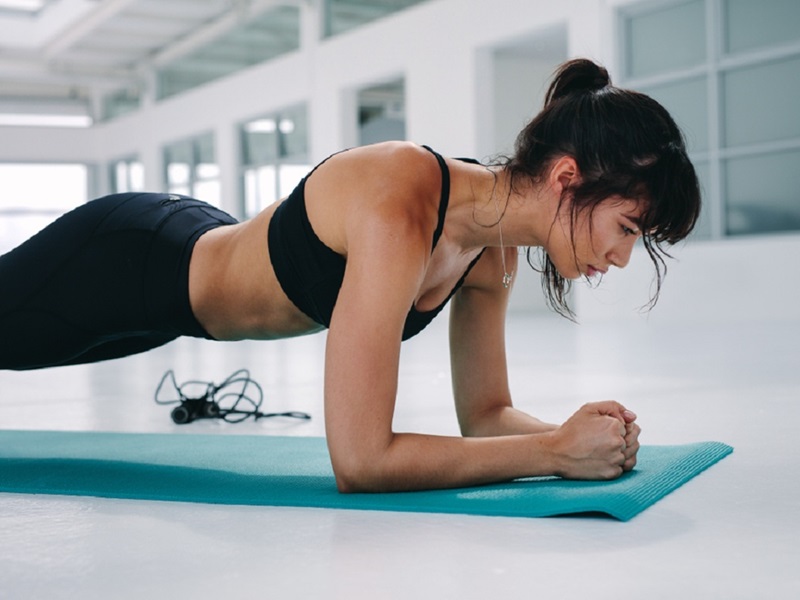 tập plank khi tới tháng giúp giảm bớt sự khó chịu