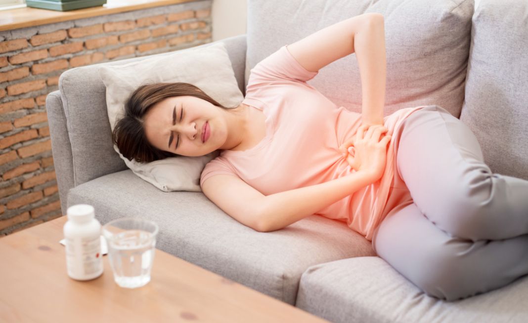 Trễ kinh 15 ngày đau bụng lâm râm thử que 1 vạch có thể do bệnh phụ khoa hoặc rối loạn nội tiết tố
