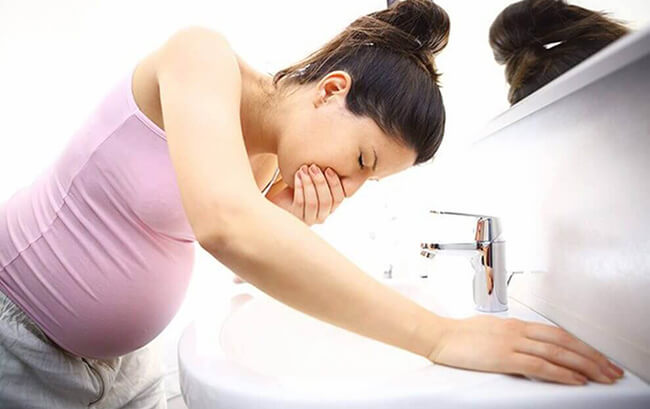Những dấu hiệu mang thai là buồn nôn, căng tức ngực, nhạy cảm với mùi,...